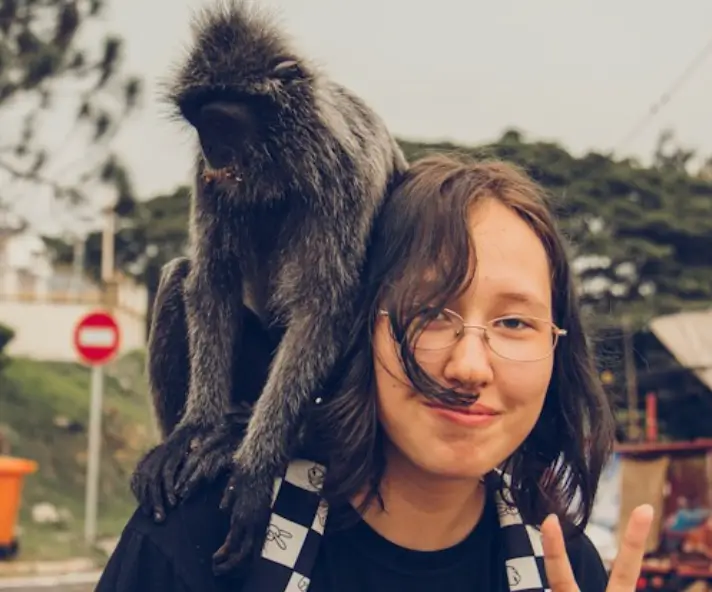 girl picture with monkey