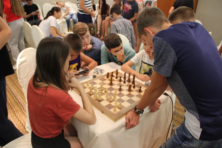 play games with teammates