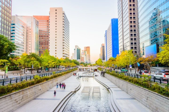 cheonggyecheon-stream-seoul-city_74190-4243